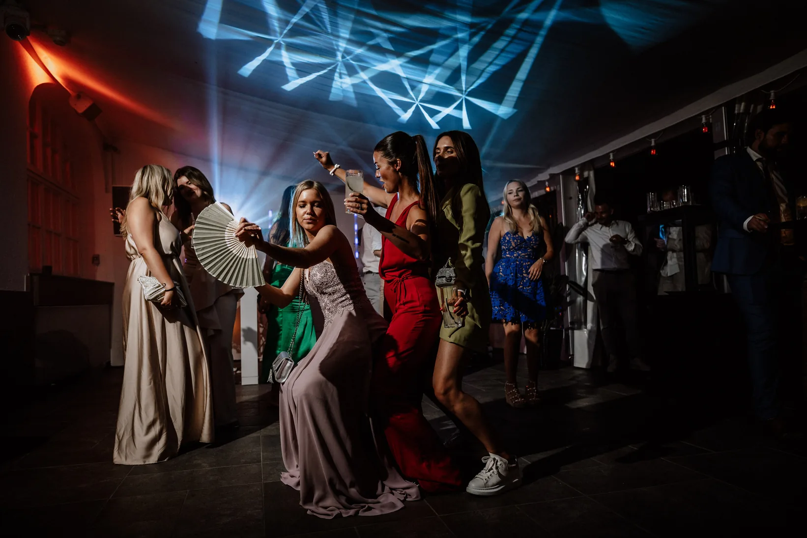 Gäste tanzen ausgelassen im bunten Partylicht